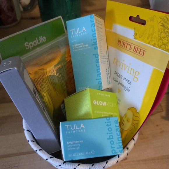 Anti Aging Hydrating Collection in White Basket Bundle - Picture 9 of 9